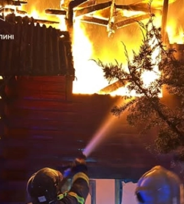 30 рятувальників і багато техніки: як гасили пожежу в «Білочці» біля Луцька (фото, відео)