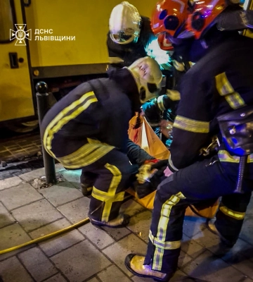 У Львові чоловік потрапив під трамвай: наразі він у лікарні у важкому стані