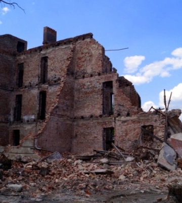 Росіяни влучили по п’ятиповерхівці у Лимані на Донеччині: сталася пожежа