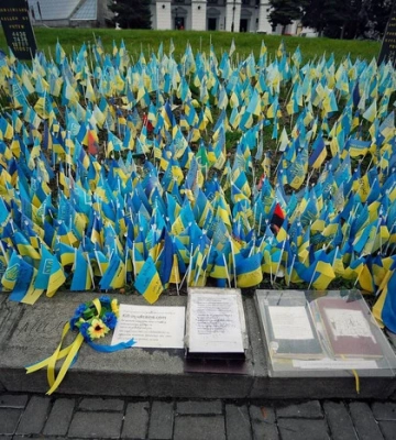 На Майдані Незалежності чоловік пошкодив прапори та фото полеглих військових