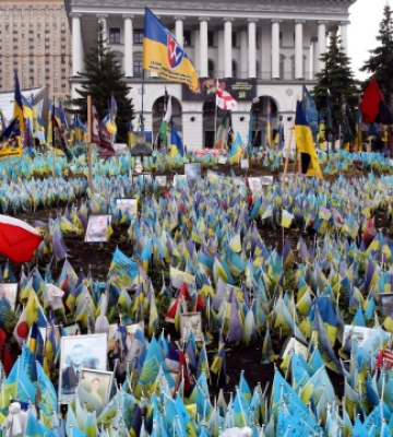 У Києві на Майдані Незалежності чоловік пошкодив прапори і фотографії полеглих воїнів