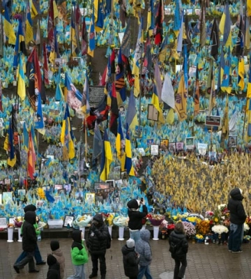 На Майдані Незалежності чоловік пошкодив прапори та фото полеглих військових