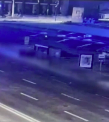На Майдане мужчина повредил флаги и фото погибших военных: его задержала полиция (видео)