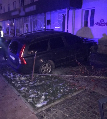 Не мала прав: у Луцьку п’яна водійка в’їхала у лавку. Фото