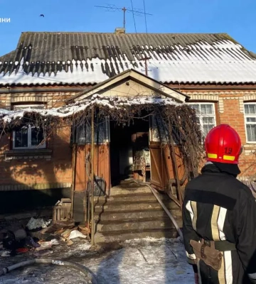 У селі на Вінниччині внаслідок пожежі в будинку постраждала його старенька власниця. ФОТО