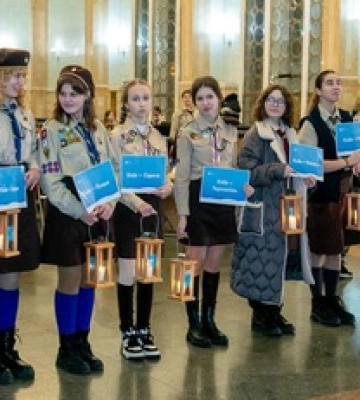 Вифлеемский огонь прибыл в Киев: с завтрашнего дня все желающие смогут получить его на вокзалах областных центров страны