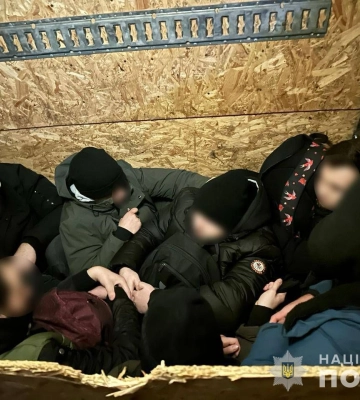 Ухилянти за фальш стінкою у бусику – на Закарпатті викрито злочинну схему. ФОТО