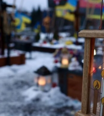 Вифлеємський вогонь миру на Личаківському цвинтарі першими отримали рідні полеглих захисників