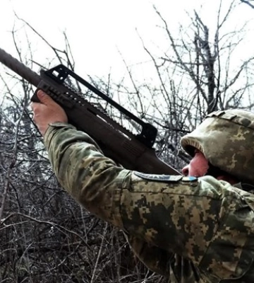 У Хмельницькій та Дніпропетровській областях пролунали вибухи, в областях працює ППО