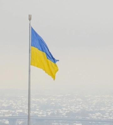 У Києві через негоду зняли головний прапор України
