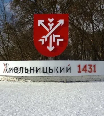У Хмельницькій та Дніпропетровській областях пролунали вибухи, в областях працює ППО