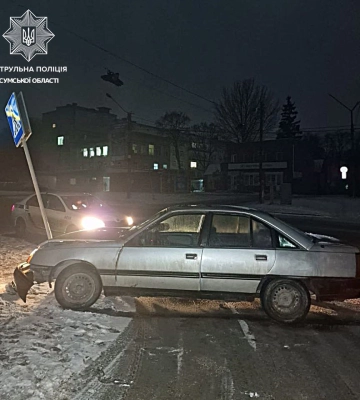 У Сумах водій Opel Omega врізався у дорожній знак