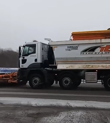 У гірських районах Закарпаття працює техніка, на дорогах ожеледь та сніг