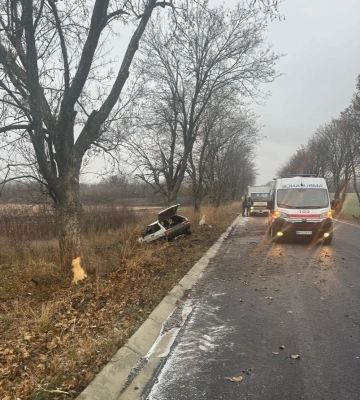 На Одещині легковика «ВАЗ» потрапив у кювет, а його нетверезий водій у лікарню. ФОТО