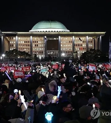 Сотні тисяч людей зібралися біля парламенту Південної Кореї: мітингувальники обурені провалом імпічменту президента