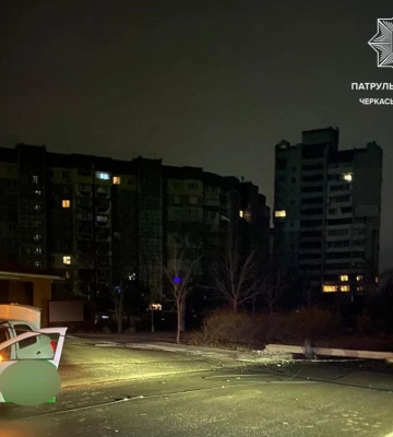 У Черкасах водій покинув свій автомобіль після зіткнення з електроопорою