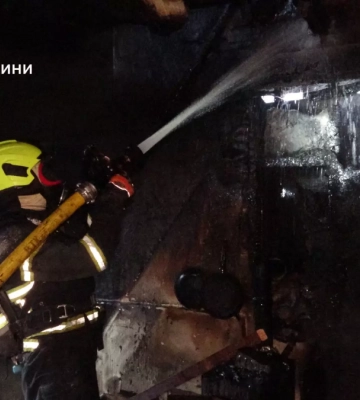 У Франківську надзвичайники приборкали пожежу житлового будинку. ФОТО