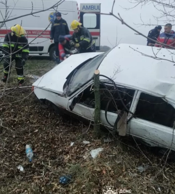 На Кіровоградщині рятувальники дістали пораненого чоловіка із розтрощеної у ДТП автівки