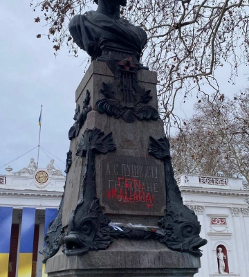 В Одесі невідомі написали &quot;Геть кацапа&quot; на трьох памʼятниках