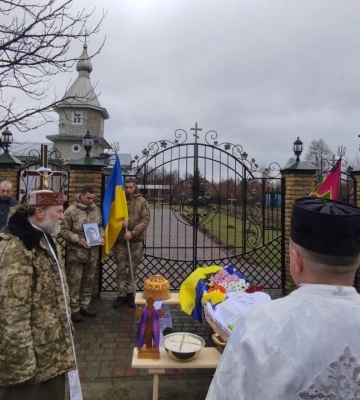 Скандал на Волині: Героя відспівали перед зачиненою брамою храму