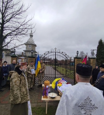 Отпевали под воротами: священник УПЦ МП не пустил в церковь похоронную процессию погибшего бойца
