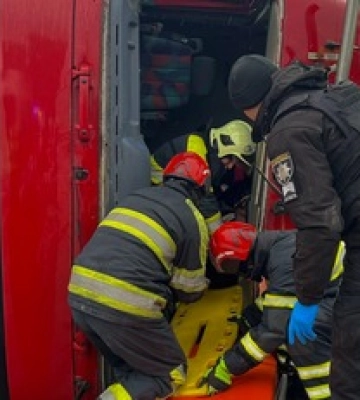 В Києві перекинулася вантажівка - рятувальники розповіли про операцію з порятунку
