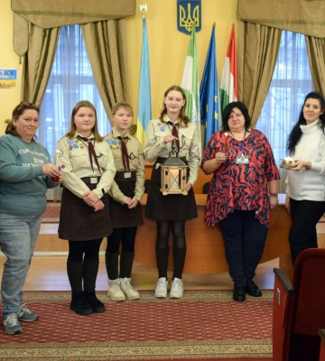 Берегівські пластуни принесли Вифлеємський Вогонь Миру до міської ради