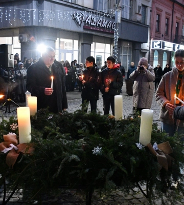 Берегівські пластуни принесли Вифлеємський Вогонь Миру до міської ради