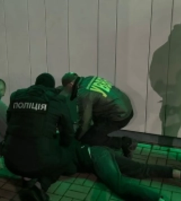 На Закарпатті зловмисник намагався підкупити прикордонника та переправити військовозобов’язаного через кордон. ФОТО