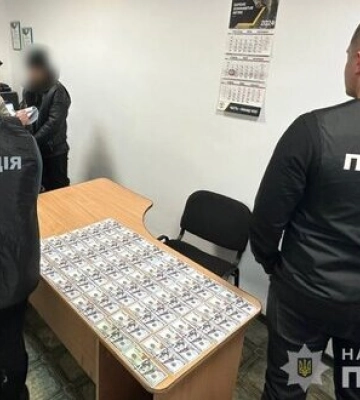Вимагала $5 тис. за встановлення фіктивної інвалідності: На Хмельниччині викрито очільницю маріупольської МСЕК. ФОТОрепортаж