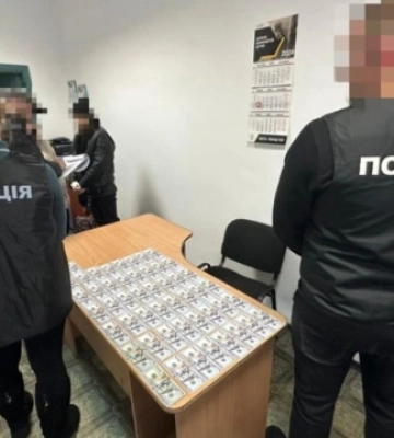 Вимагала гроші за встановлення інвалідності: на Хмельниччині оголосили підозру голові маріупольської МСЕК
