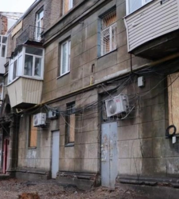 Як у Дніпрі відновлюють будинок на площі Вокзальній, який постраждав внаслідок ракетної атаки рф