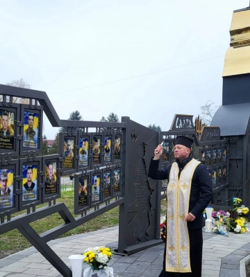 У Бурштині відкрили Меморіал на честь загиблих за Україну: фото