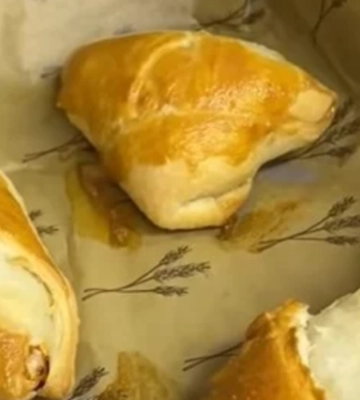 Их сметут за полчаса: рецепт быстрых пирожкой с курицей без духовки