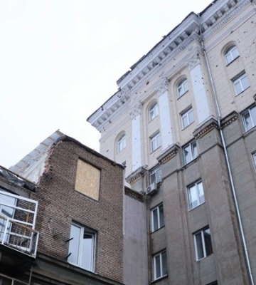 Як у Дніпрі відновлюють будинок на площі Вокзальній, який постраждав внаслідок ракетної атаки рф