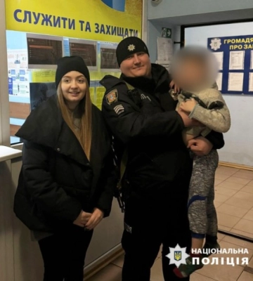 На Одещині поліцейська врятувала шестирічну дитину, яка роздягнена блукала біля траси