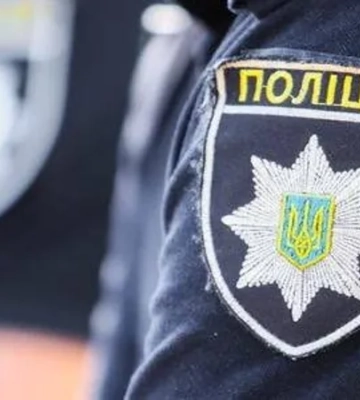 Побив затриманого, який перебував у кайданках: правоохоронцю з Хмельницького повідомлено про підозру