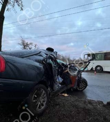 Легковик влетів під автобус у Кривому Розі: є жертви