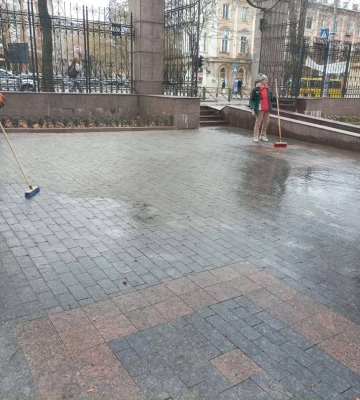 В Одесі у Міському саду невідомі розлили фарбу 