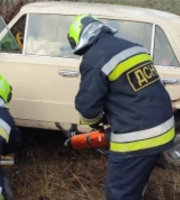 На Кіровоградщині рятувальники вилучили тіло жінки з-під пошкодженого внаслідок ДТП автомобіля