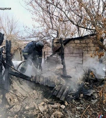 Рятувальники під російськими обстрілами ліквідували пожежу на Харківщині 