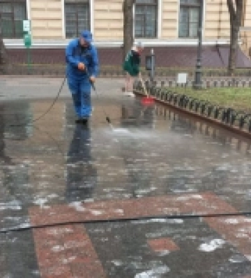 В Одесі у Міському саду невідомі розлили фарбу 