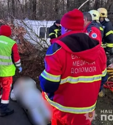 На Волині мікроавтобус Mercedes злетів у кювет: водій загинув, 5 людей постраждали