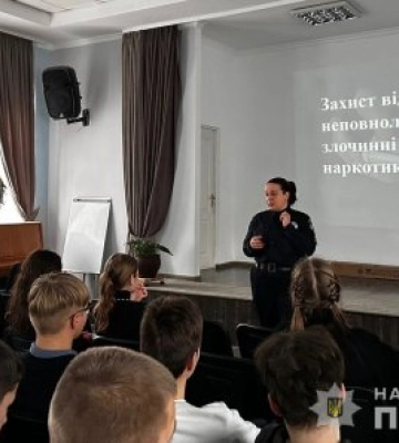 Поліцейські Закарпаття розповіли ліцеїстам Ужгорода про шкідливий вплив наркотиків