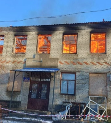 Росіяни скинули вибухівку з дрона на адмінбудівлю в Сумській області
