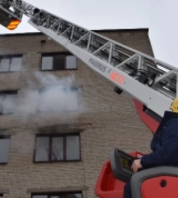 У луцькому гуртожитку рятувальники вчилися гасити пожежу