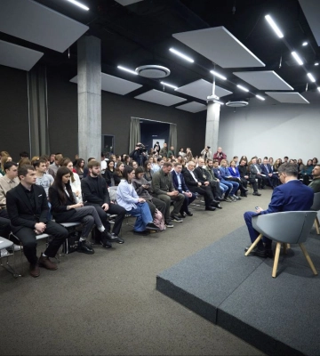 33 випускники УКУ загинули на війні. Зеленський зустрівся зі студентами у Львові