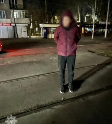 В Одесі чоловік розтрощив скло на зупинці громадського транспорту