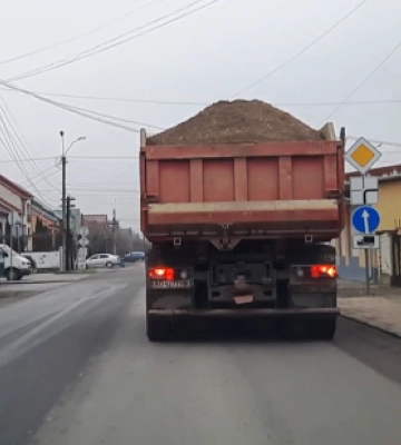 Вантажівки нищать дороги Закарпаття та несуть загрозу: хто відповідатиме?