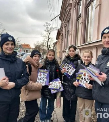 «Будь помітним у темряві»: офіцери служби освітньої безпеки провели акцію для школярів міста Берегово